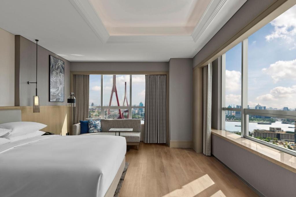 Postel nebo postele na pokoji v ubytování Shanghai Marriott Hotel Yangpu Riverside