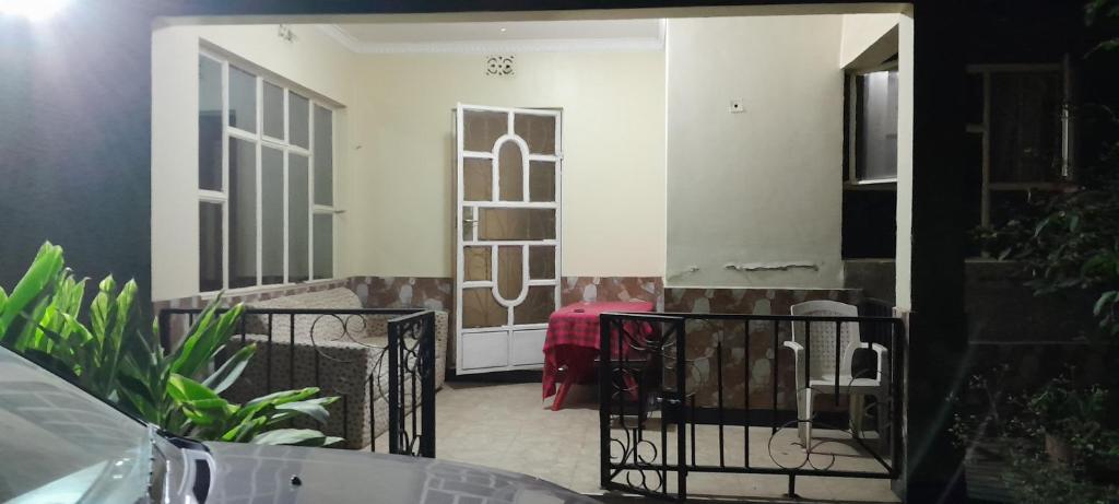 Blick auf ein Zimmer mit einer Tür und einem Tisch in der Unterkunft December apartment in Sokon