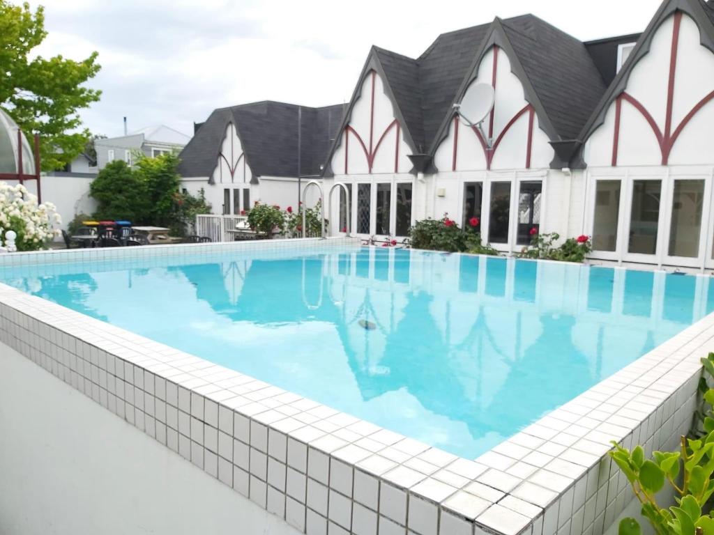 Bazén v ubytování Camelot Motor Lodge nebo v jeho okolí