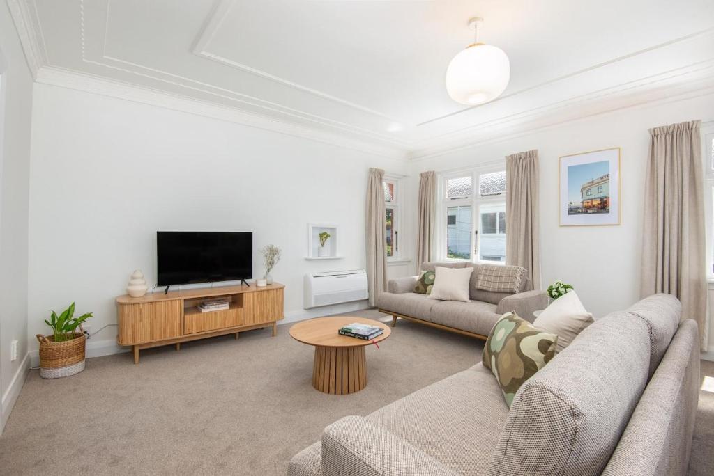 Spacious 3-bedroom Home In Roslyn With Views