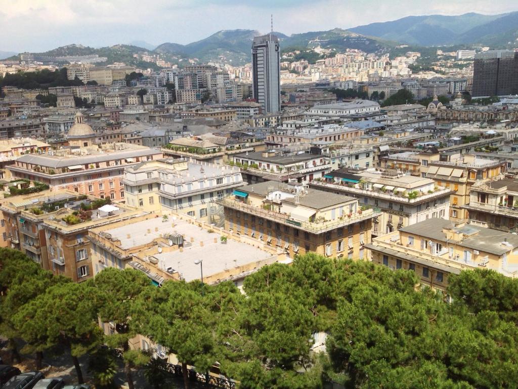 uma vista aérea de uma cidade com edifícios em B&B Bruxelles Margherita em Gênova