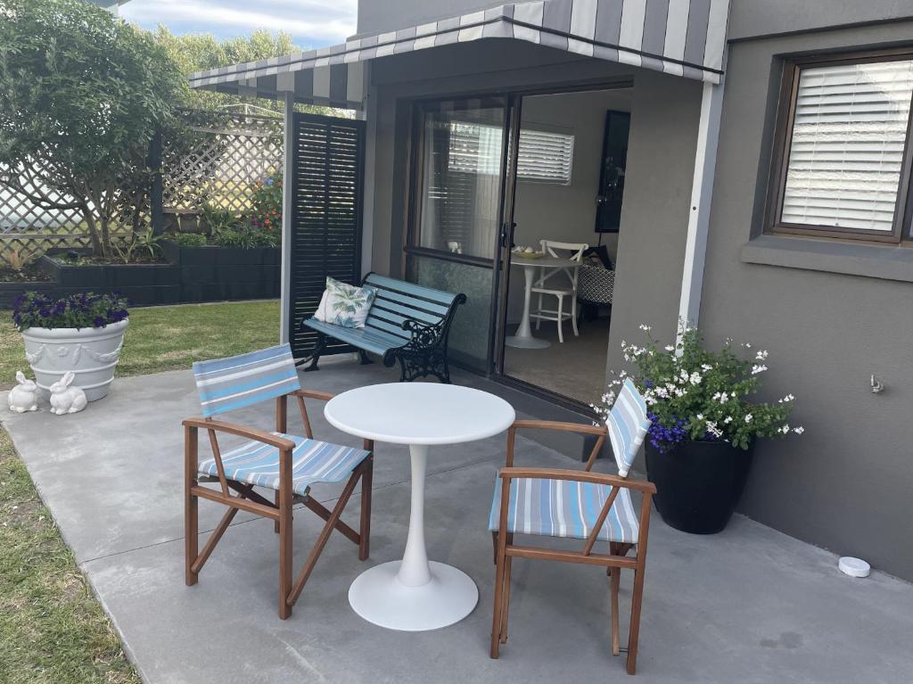 En terrasse eller udendørsområde på Sutherlands by the Sea