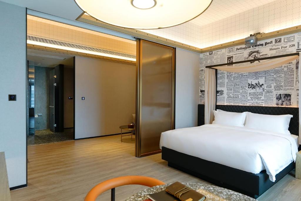 Postel nebo postele na pokoji v ubytování Arthur Hotel Liwan COCO Park Guangzhou-24H Coffee&Low Tea & Free Shuttle Bus For Canton Fair By Paco Group