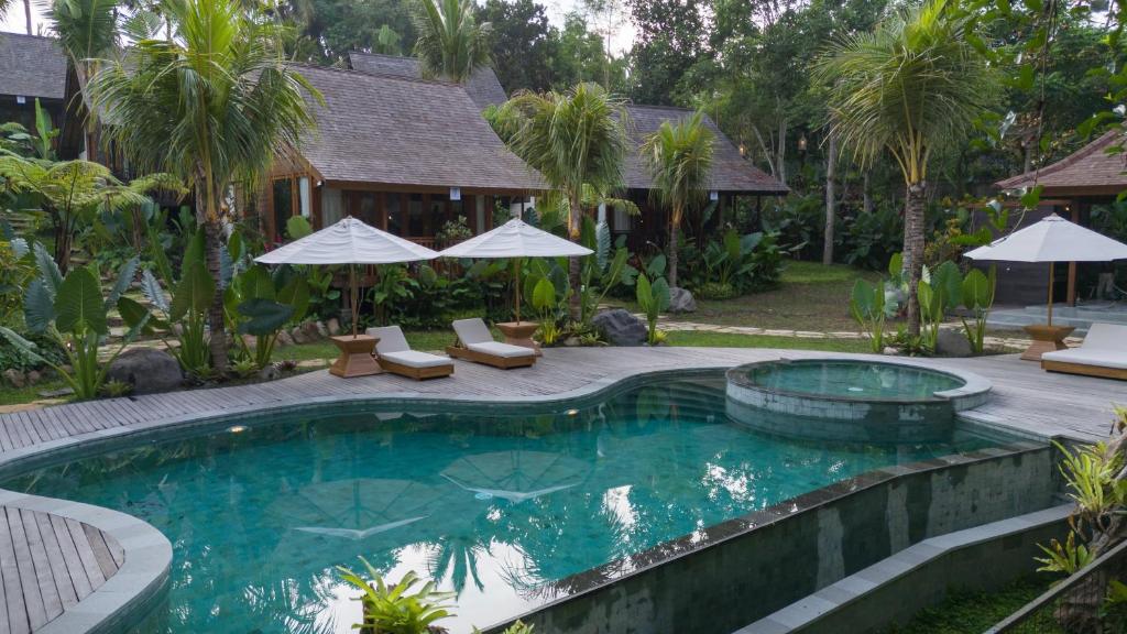 Bazén v ubytování Samujha Ubud Resort nebo v jeho okolí