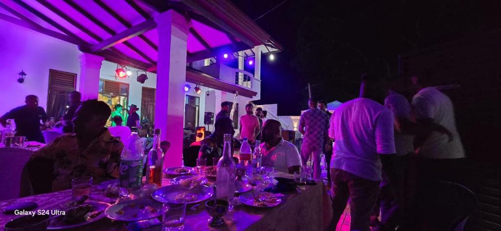 Επισκέπτες που μένουν στο Crown Hotel Balangoda