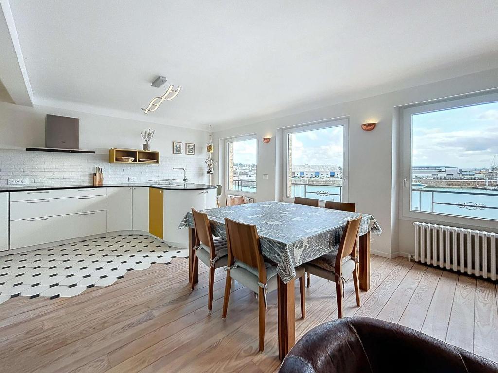 une cuisine et une salle à manger avec une table et des chaises dans l'établissement Appartement spacieux au cœur de Granville, 3 chambres, Wi-Fi gratuit, parking inclus - FR-1-361-557, à Granville