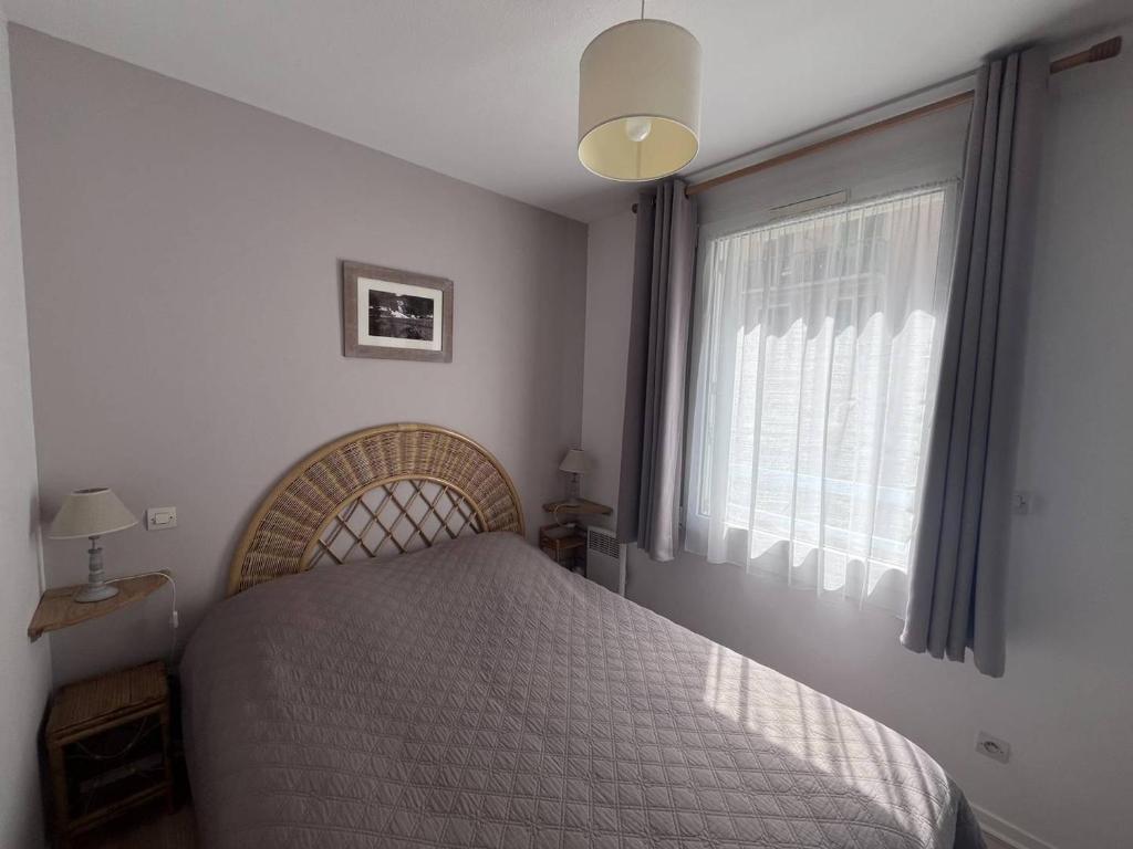 Ένα ή περισσότερα κρεβάτια σε δωμάτιο στο Charmant appartement à Cauterets avec balcon et parking privé - FR-1-812-30