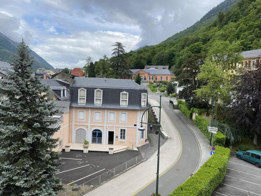 une ville avec une maison et une rue dans l'établissement Appartement rénové à Cauterets avec parking privé - FR-1-812-47, à Cauterets
