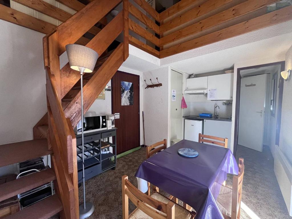 une salle à manger avec une table et une cuisine dans l'établissement Triplex charmant avec mezzanines et parking à Cauterets - FR-1-812-3, à Cauterets