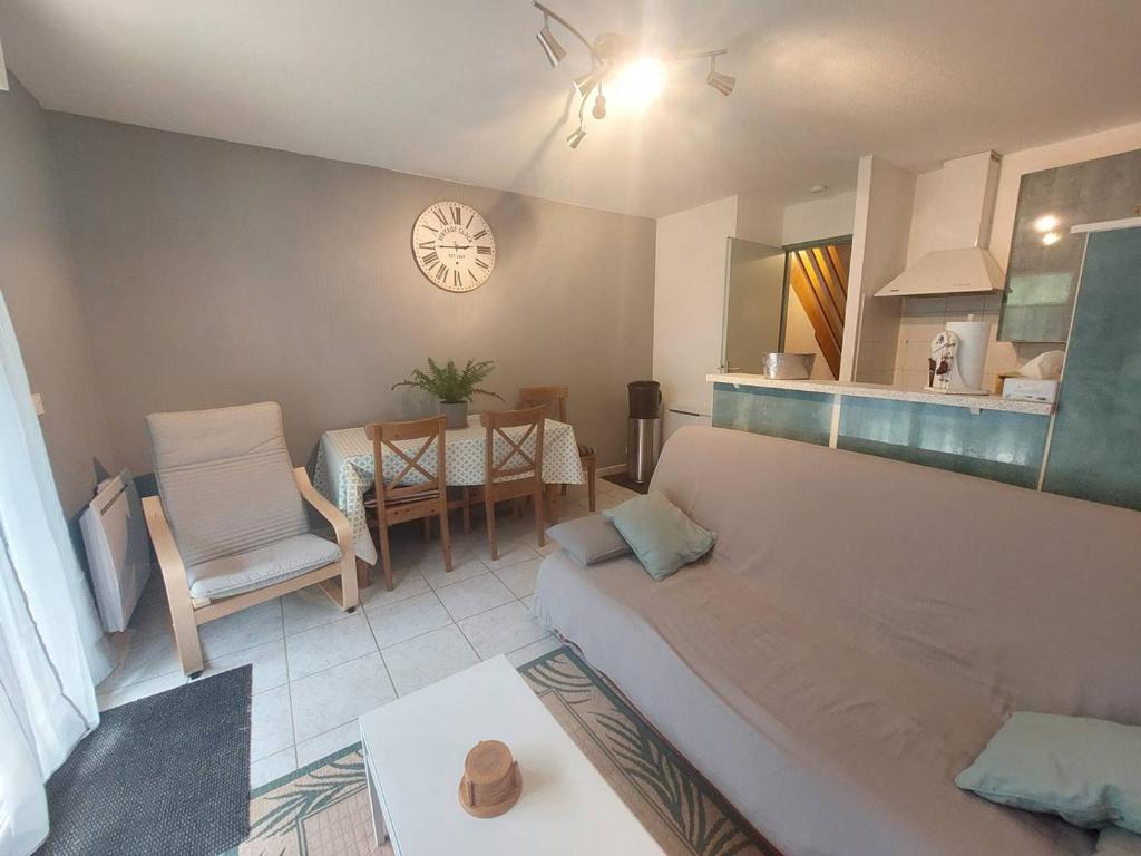 un salon avec un canapé et une table dans l'établissement Chalet 2 chambres à Cauterets avec parking - FR-1-812-56, à Cauterets