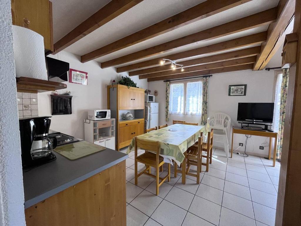une cuisine et une salle à manger avec une table et des chaises dans l'établissement Chalet T4 à Cauterets avec parking et terrasse - FR-1-812-11, à Cauterets