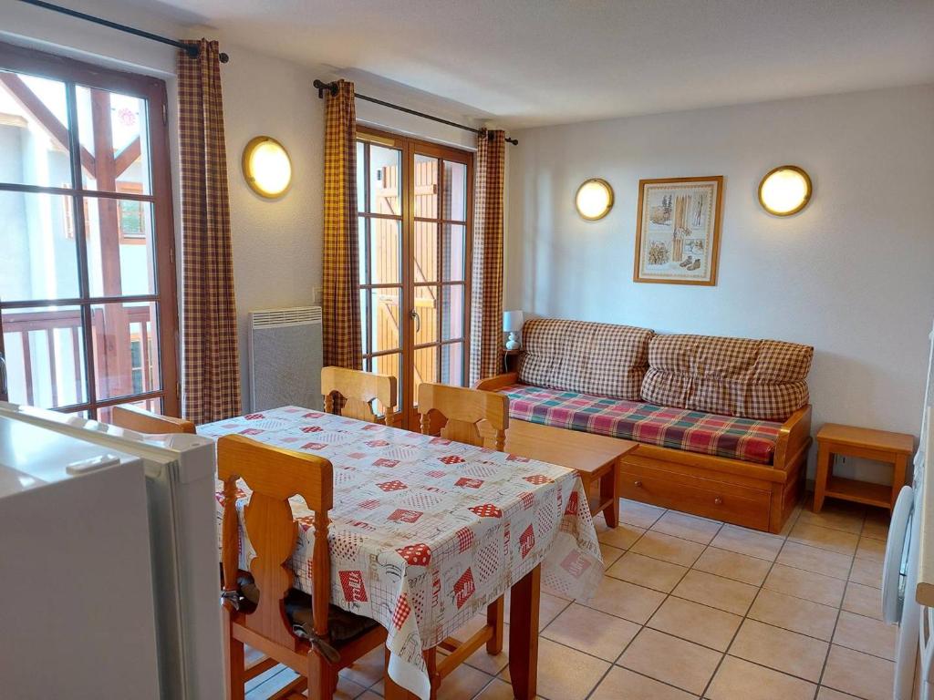 un salon avec une table et un canapé dans l'établissement Appart famille 4 pers. Piscine chauffée Cauterets - FR-1-812-59, à Cauterets