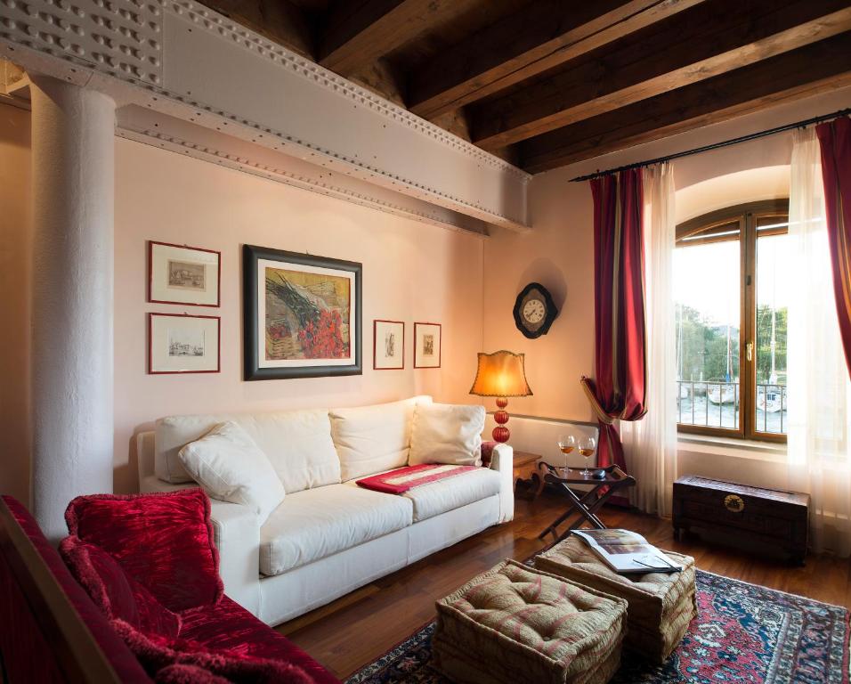 sala de estar con sofá blanco y ventana en Molino Stucky Flat, en Venecia