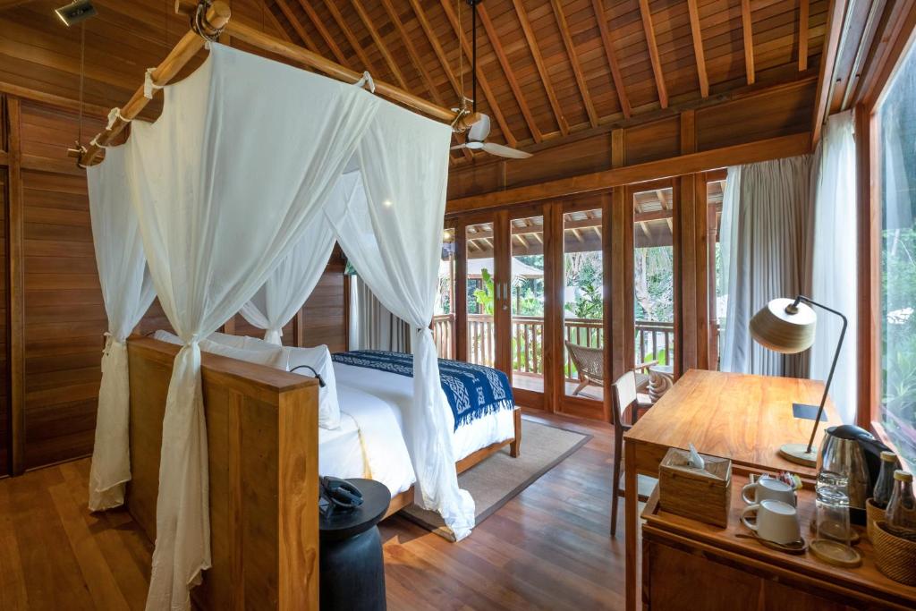 Postel nebo postele na pokoji v ubytování Samujha Ubud Resort