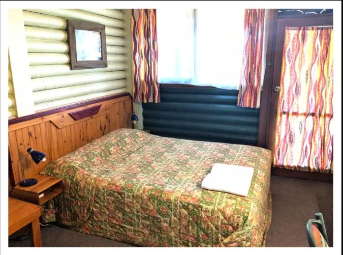 Giường trong phòng chung tại Pinehaven Motel