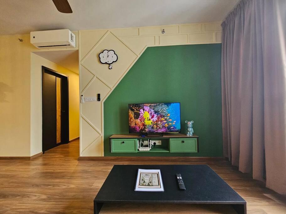 TV a/nebo společenská místnost v ubytování Gaia Residences Bandar Gamuda Gardens, Cozy Retreat with Mountain Views