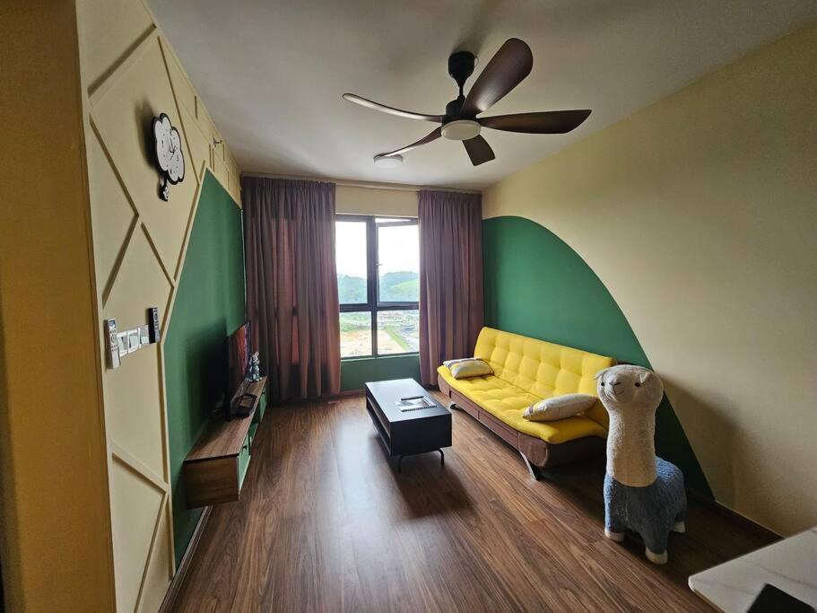 Posezení v ubytování Gaia Residences Bandar Gamuda Gardens, Cozy Retreat with Mountain Views