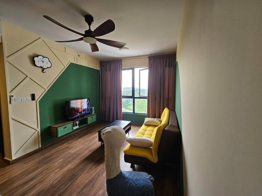 TV a/nebo společenská místnost v ubytování Gaia Residences Bandar Gamuda Gardens, Cozy Retreat with Mountain Views