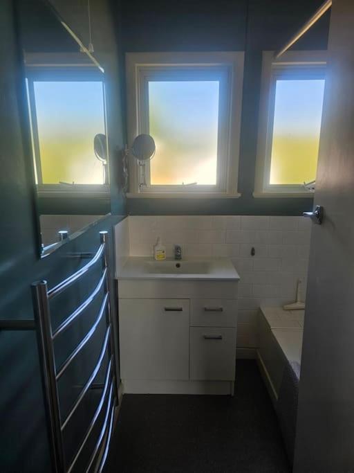 Blue Cottage, on the lake - Resim 6