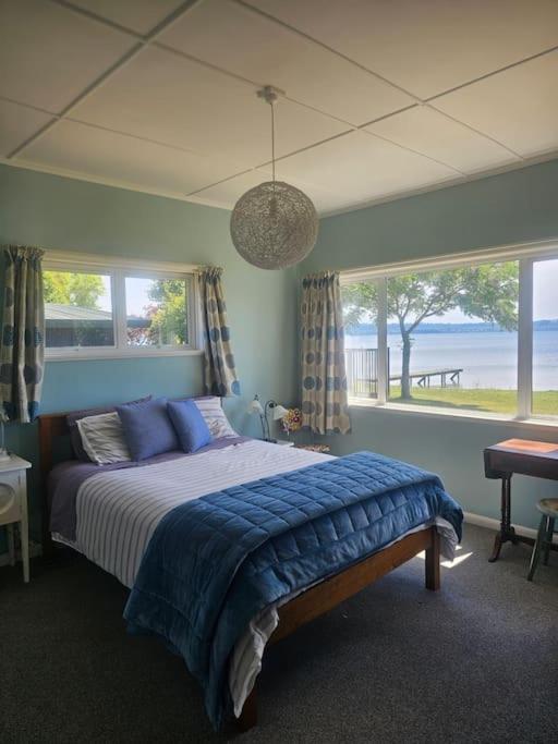 Blue Cottage, on the lake - Resim 2