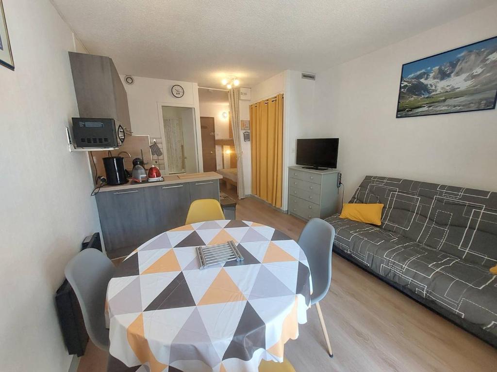 un salon avec une table et un lit dans l'établissement Studio à Cauterets, 4 pers, ascenseur, balcon, proche télécabines - FR-1-812-64, à Cauterets