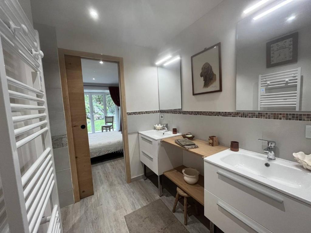 une salle de bain blanche avec un lavabo et un miroir dans l'établissement Chambres spacieuses à Cauterets, jardin privé, animaux acceptés - FR-1-812-108, à Cauterets