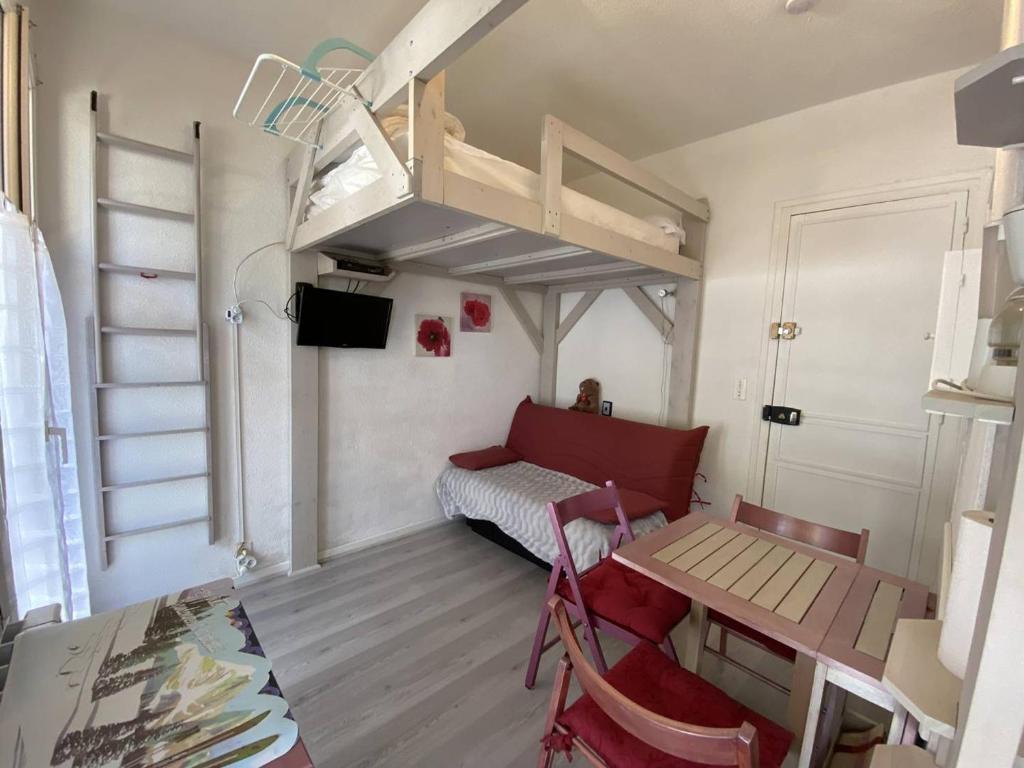 Cette chambre comprend une mezzanine, une table et des chaises. dans l'établissement Studio central avec balcon et parking à Cauterets - FR-1-812-117, à Cauterets