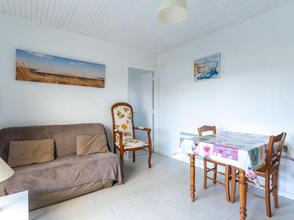 un salon avec un canapé et une table dans l'établissement Maison calme 3 pers. proche lac & océan, terrasse & BBQ - FR-1-50-147, à Mimizan
