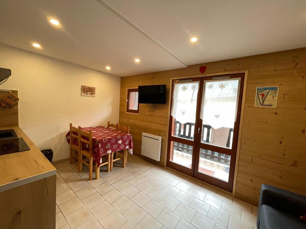 une salle à manger avec une table et une fenêtre dans l'établissement Studio cabine 4 pers avec Wifi et balcon à Valloire - FR-1-263-543, à Valloire