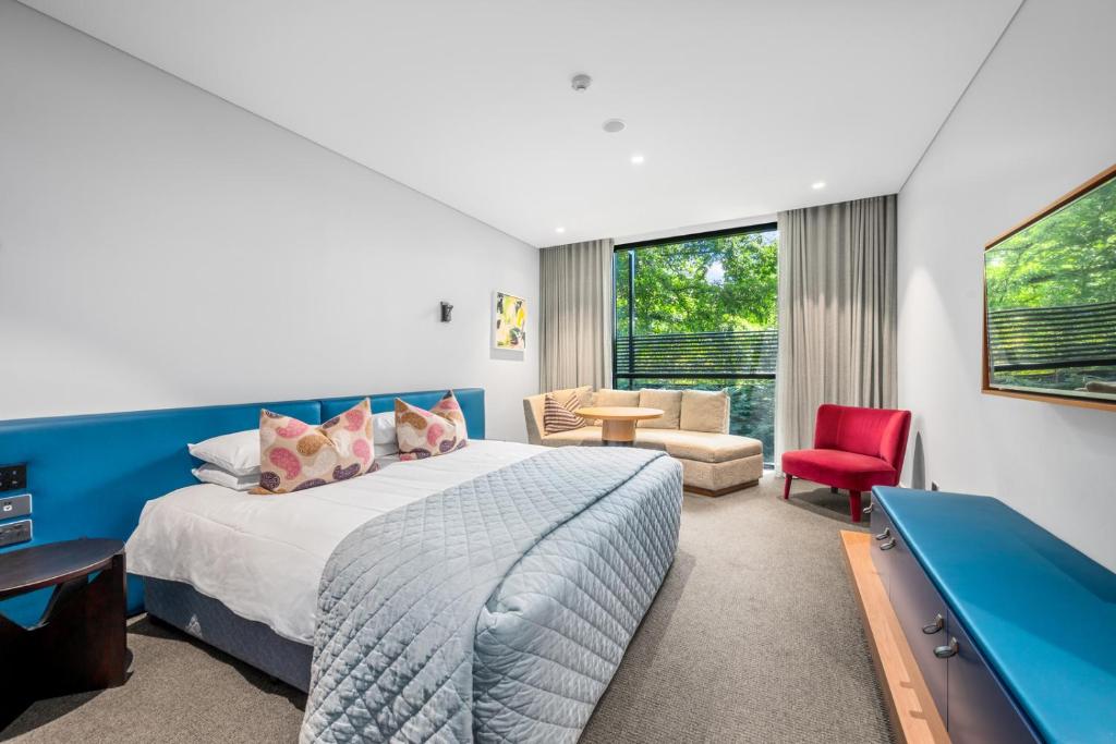 オレンジにあるYallungah Boutique Hotelのベッドルーム1室(ベッド1台、ビリヤード台付)