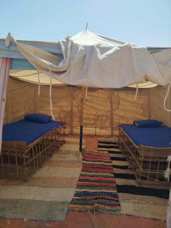 Tenda con 2 Letti e 1 Ombrello di ASSINGAR camp a Jazīrat Suhayl