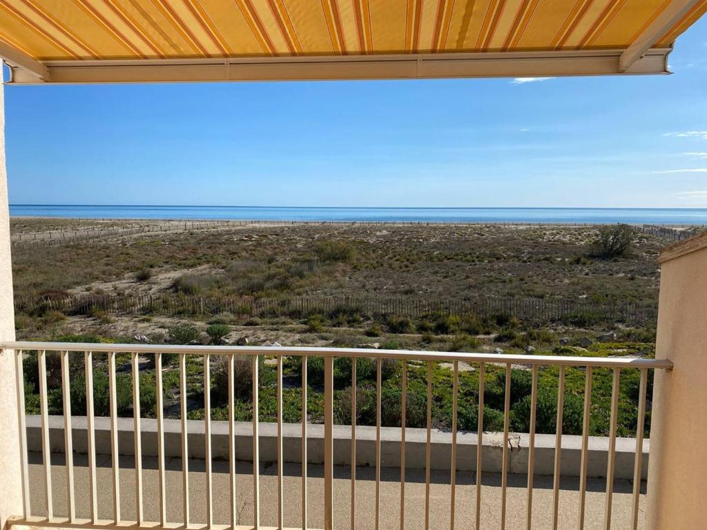 un balcon avec vue sur l'océan dans l'établissement Appartement 2 Pièces, 4 Pers, Face Mer, Parking, Port-Leucate - FR-1-81-625, à Port-Leucate