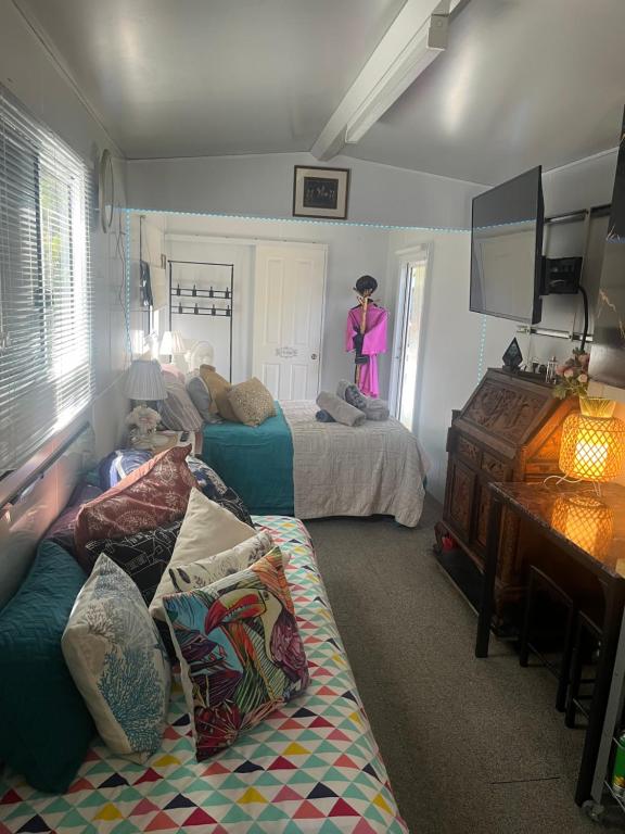 Postel nebo postele na pokoji v ubytování TINY HOME - Benny’s Bar