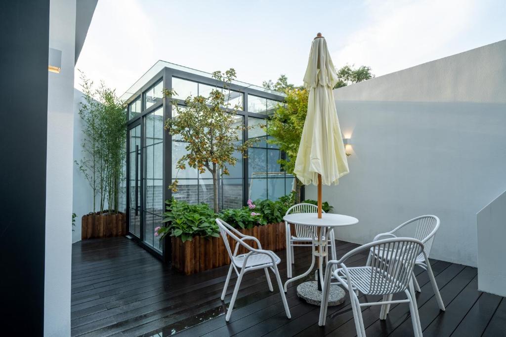 Un patio con una mesa y sillas y una sombrilla. en 景星王府井协和医院店, en Beijing