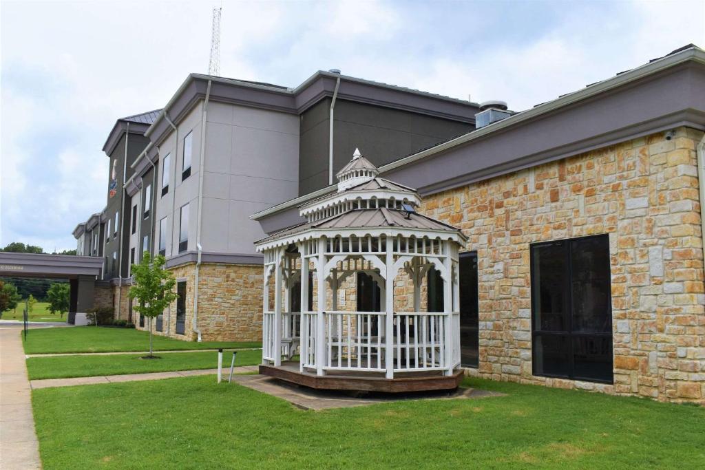a gazebo on the side of a building at Comfort Suites in Forrest City