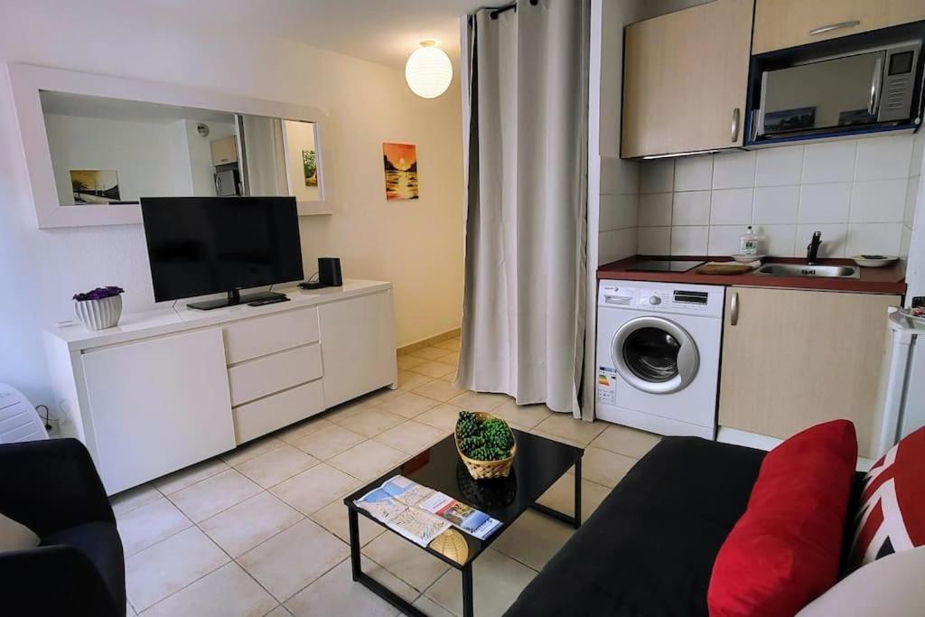 un salon avec un canapé et une cuisine dans l'établissement Cosy Studio for Couples - Ideal 2p-Quiet Escape-AC, à Nice