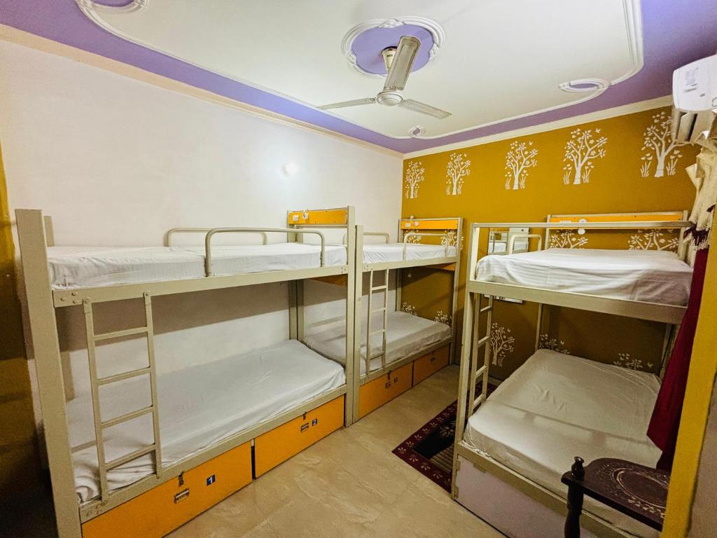 Postel nebo postele na pokoji v ubytování Friends Guest House & Hostel- near TAJ MAHAL