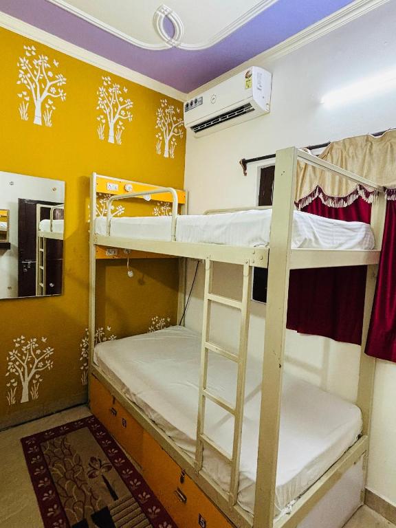 Postel nebo postele na pokoji v ubytování Friends Guest House & Hostel- near TAJ MAHAL