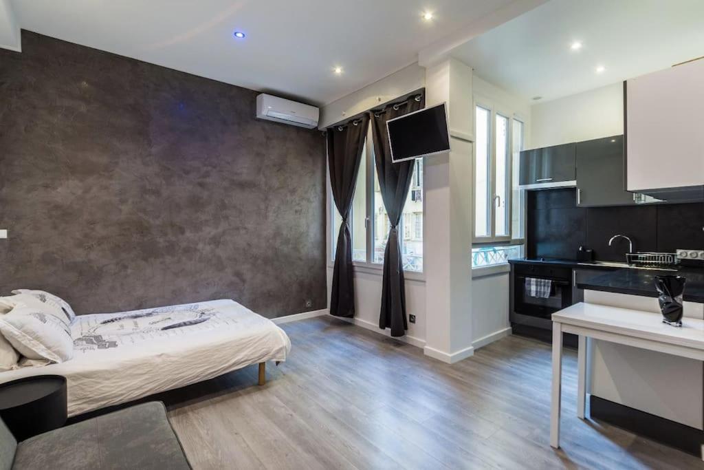 une grande chambre avec un lit et une cuisine dans l'établissement Studio l'Impérial- 3pers -Proche Centre et Plages, à Nice