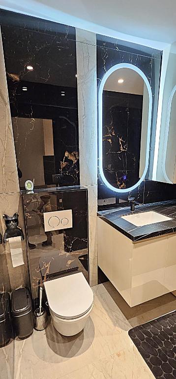 une salle de bain avec toilettes, lavabo et miroir dans l'établissement Appartement Luxe Nice Plage, à Nice