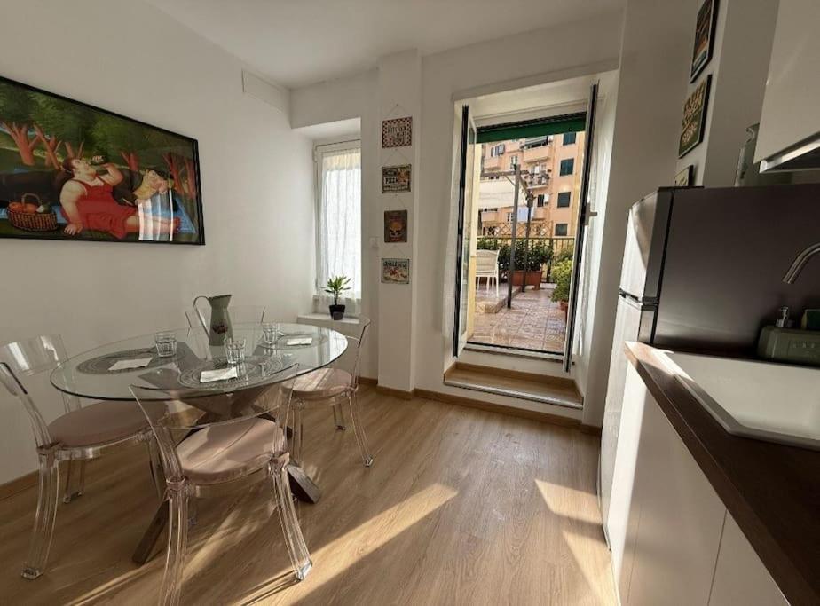 Hotel Colosseo Licia Apartment, a kitchen with a table and chairs and a refrigerator at Colosseo Licia Apartment in Rome
