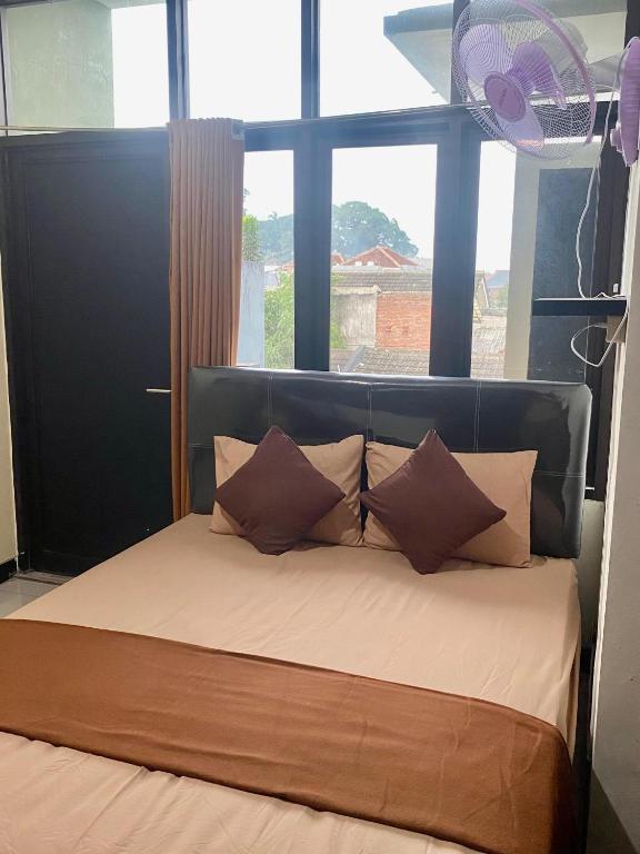 Postel nebo postele na pokoji v ubytování Zzz Hostel Malang