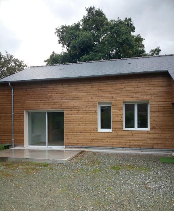 - un petit bâtiment en briques avec deux fenêtres dans l'établissement Appartement à la campagne, à Commer