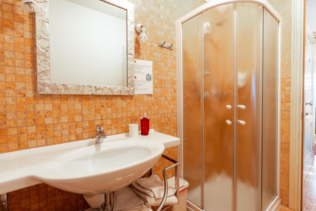 Koupelna v ubytování Albergo Corte di Emma