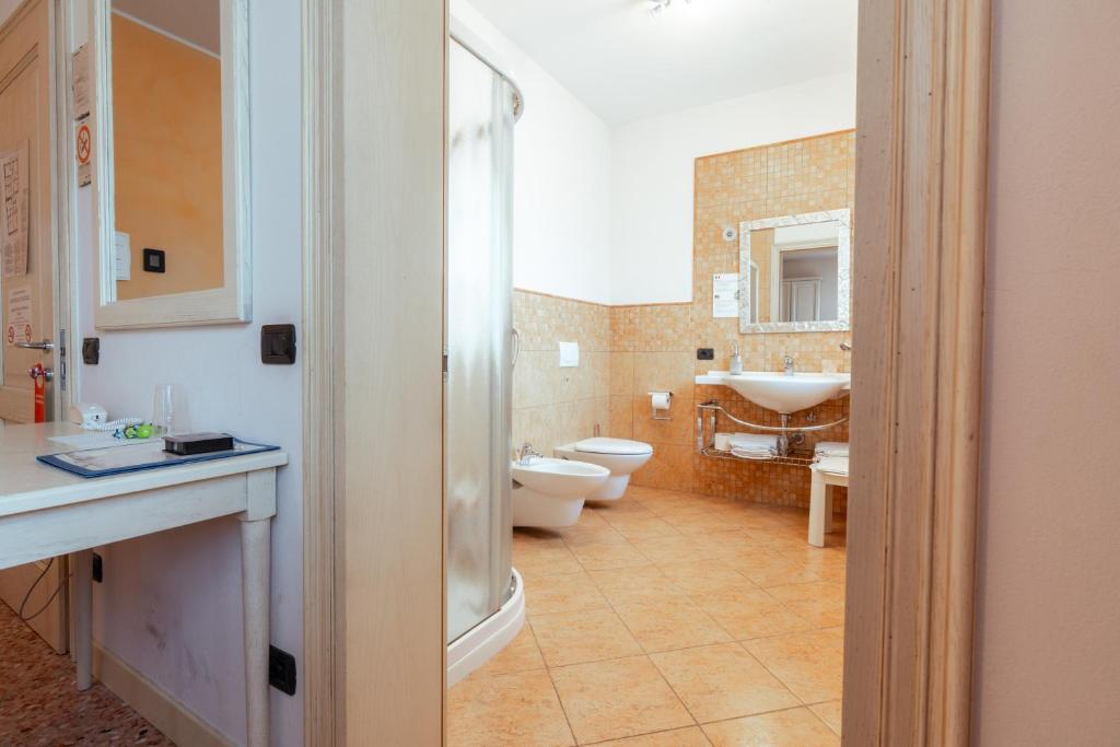 Koupelna v ubytování Albergo Corte di Emma