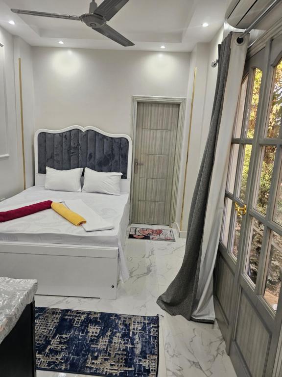 Postel nebo postele na pokoji v ubytování King Mina Nubian House