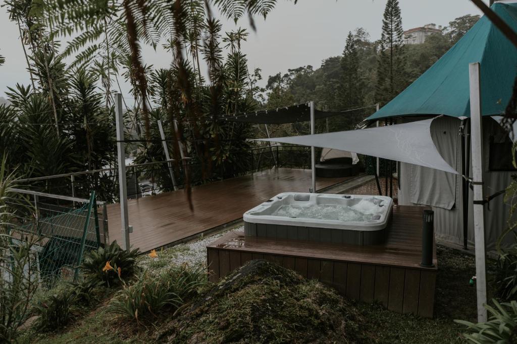 Zahrada ubytování Private Glamping Tent and Jacuzzi in Brinchang