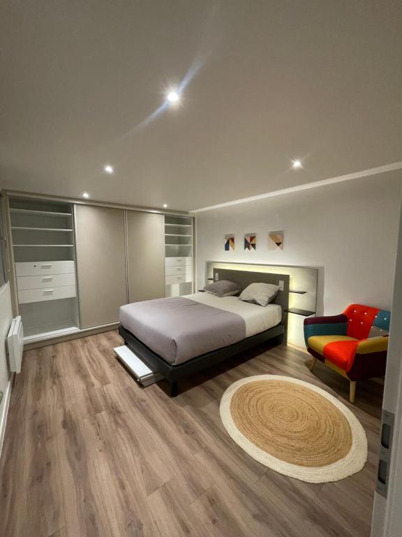 une chambre avec un grand lit et un canapé dans l'établissement Grand 5 pièces Petite France, à Strasbourg