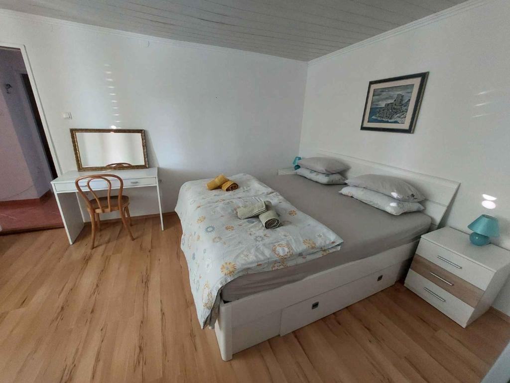 Postel nebo postele na pokoji v ubytování Apartments in Klanice/Insel Krk 14692