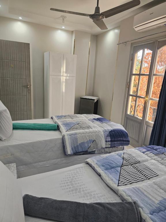 Postel nebo postele na pokoji v ubytování King Mina Nubian House